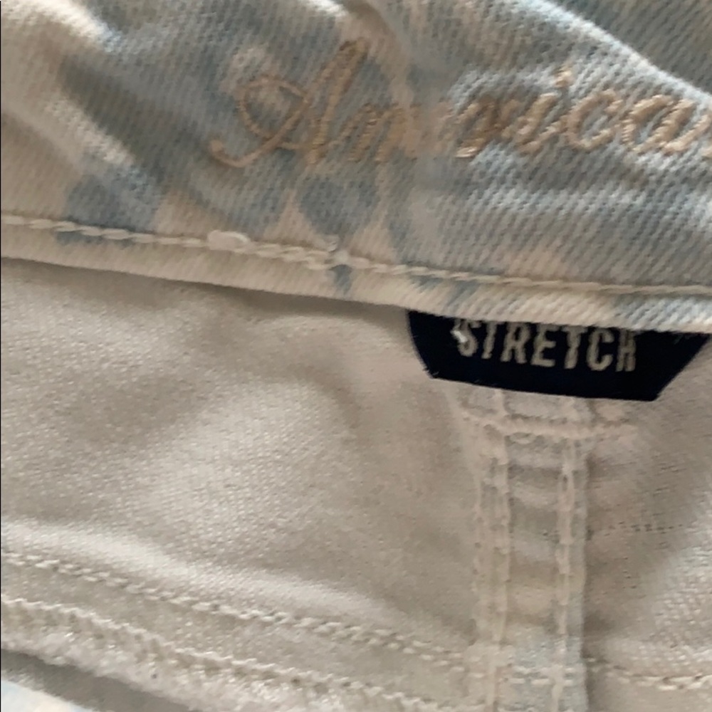 White shorts with blue floral patterns - Picture 3 of 4